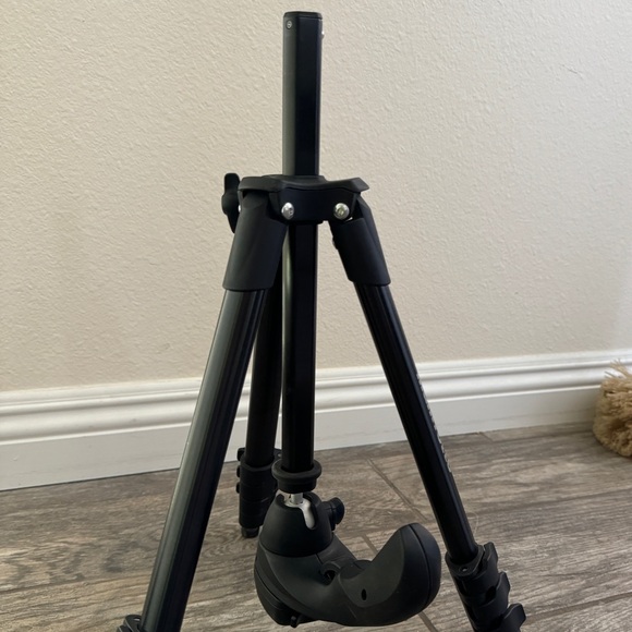 Manfrotto Compact Action Tripod with camera adapter - Picture 2 of 11